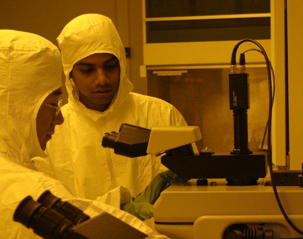 Photo of the EMDL clean room.
